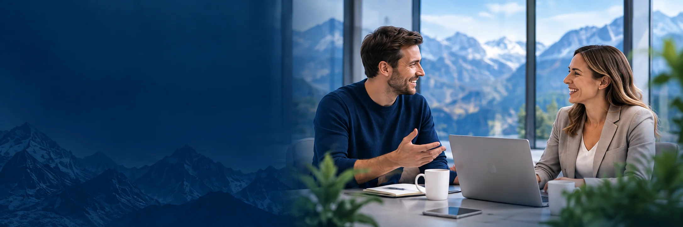 Escena ilustrativa: dos personas conversan en una oficina.