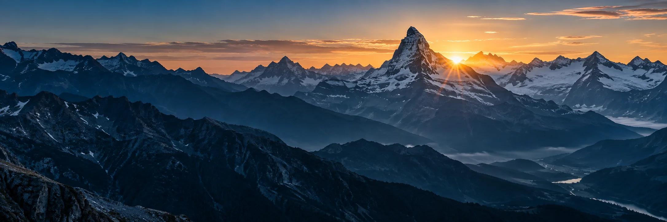 Berggipfel im Licht der aufgehenden Sonne.